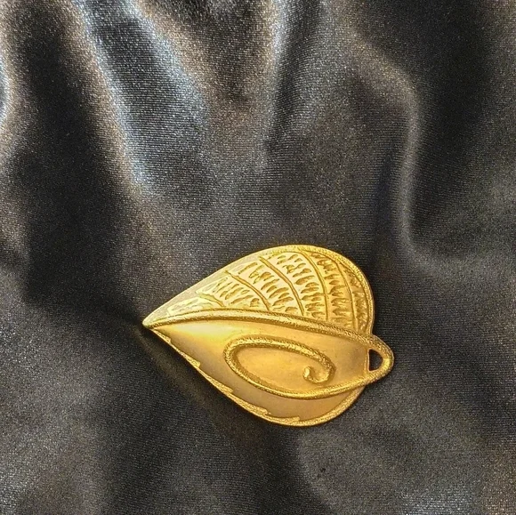 Liz Claiborne Vintage Brooch - Picture 2 of 4